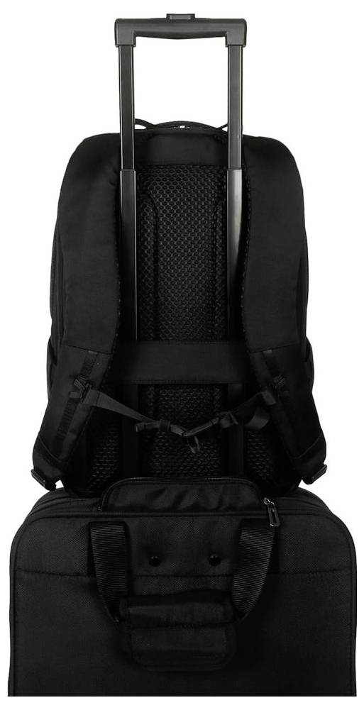 Hand, die einen schwarzen Hyper-Rucksack am Seitengriff gegen einen weißen Hintergrund hält.