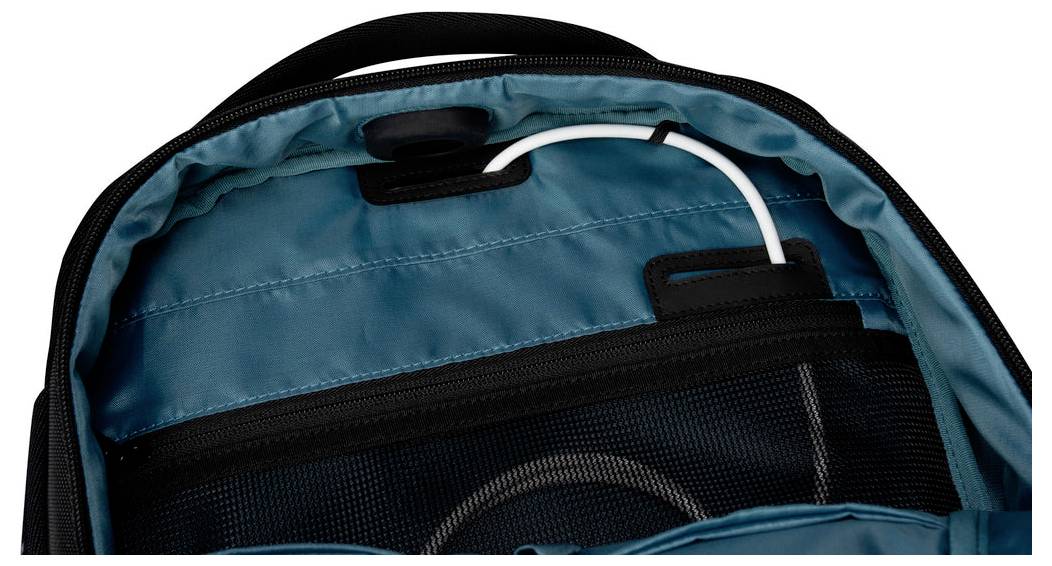 Nahaufnahme des Inneren eines Türkis-Rucksacks mit einem weißen Ladekabel, das durch eine obere Öffnung geführt wird, und einer schwarzen Reißverschlusstasche aus Netzmaterial.