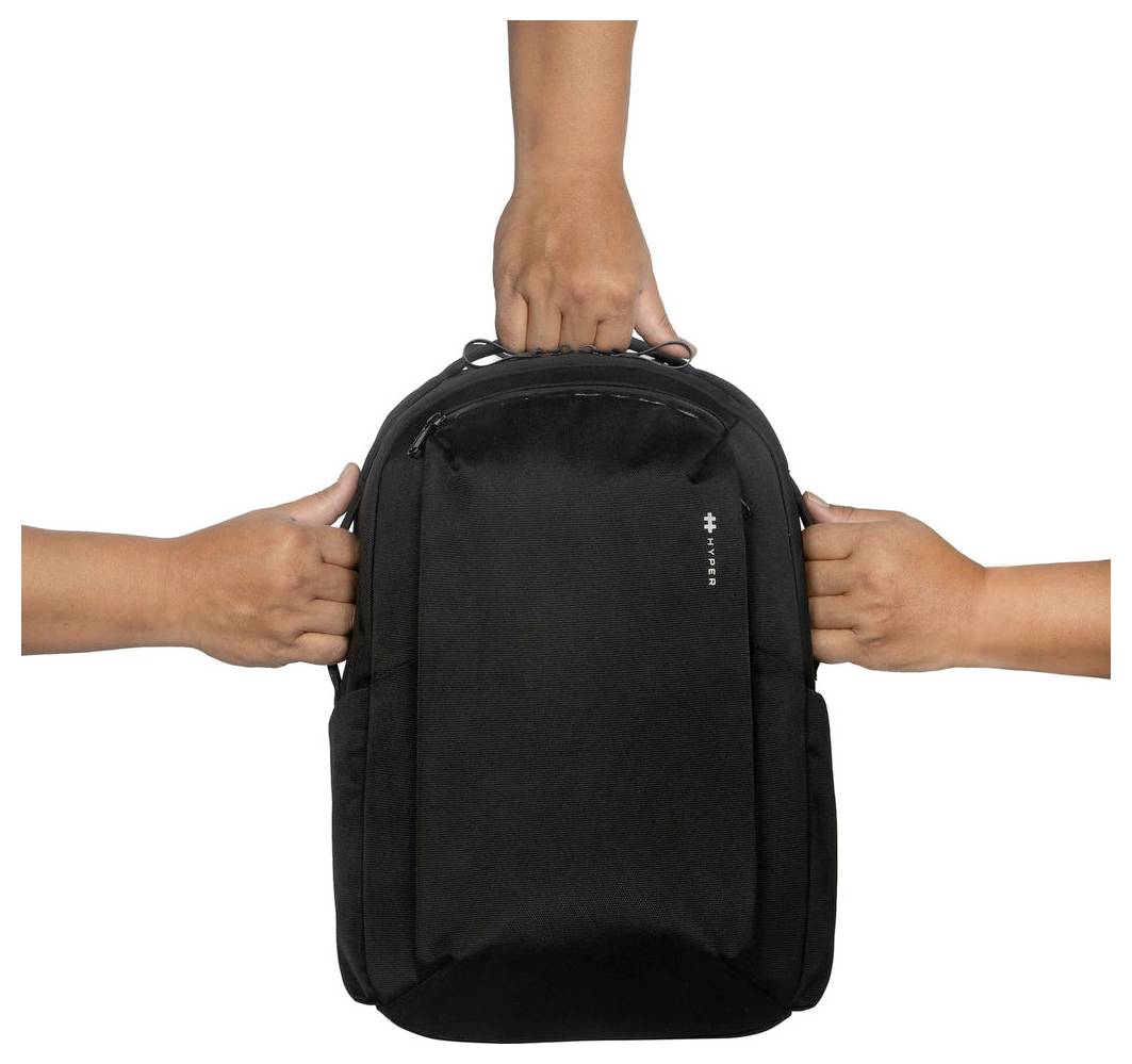 Hände, die einen schwarzen Rucksack von oben und von beiden Seiten gegen einen weißen Hintergrund halten.