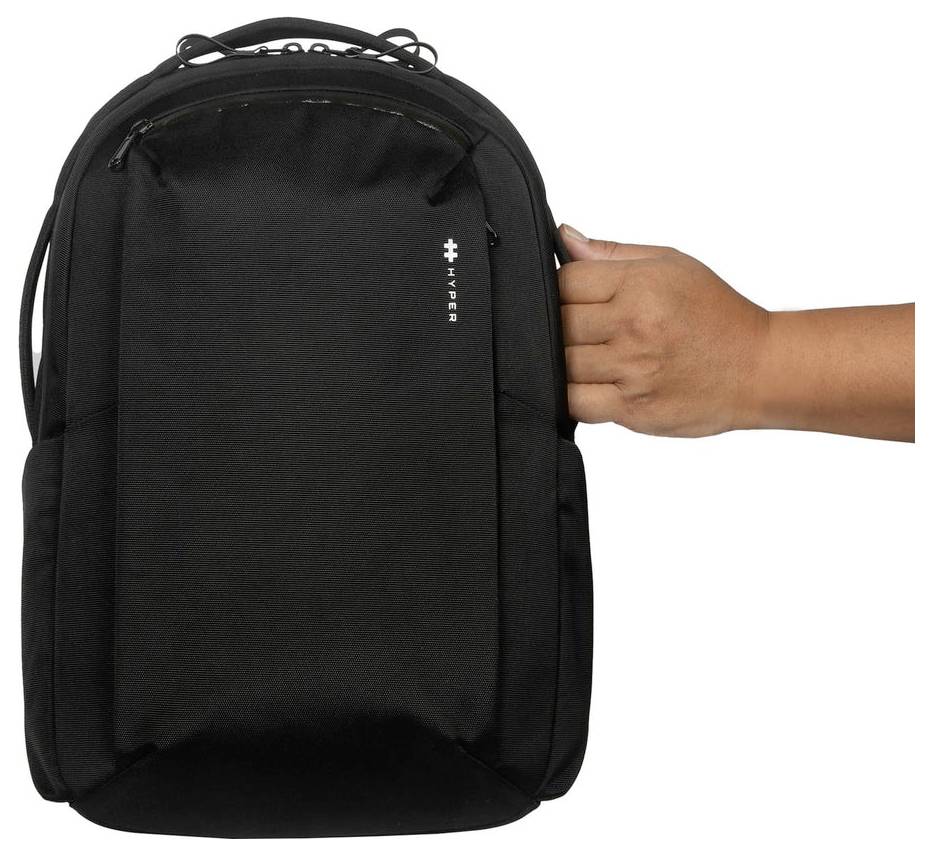 Schwarzer Hyper Rucksack, von einer Hand einer Person gegen einen weißen Hintergrund gehalten.