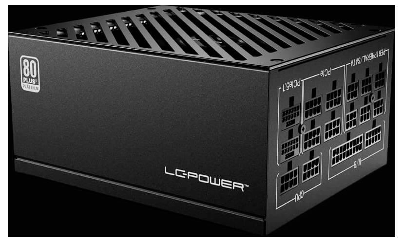Eine schwarze modulare Netzteileinheit mit mehreren Anschlussports, von einem schrägen Blickwinkel aus betrachtet, mit der Bezeichnung 'LC-Power 80 Plus Platinum'.