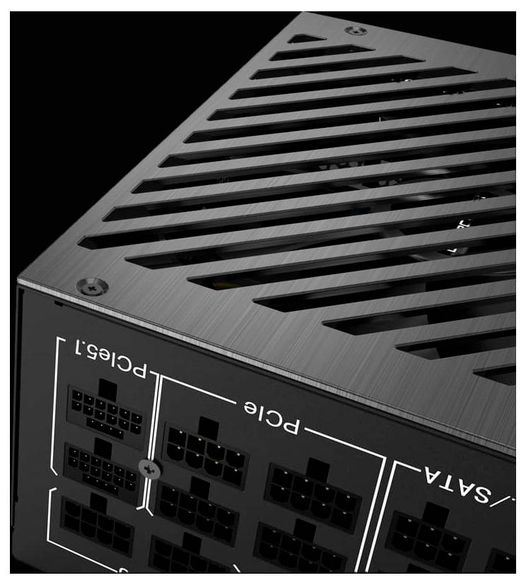 Eine Computernetzteile mit mehreren beschrifteten Anschlüssen für 'SATA' und 'PCIe' Verbindungen, ausgestattet mit einer metallic-grauen, belüfteten Außenhülle.