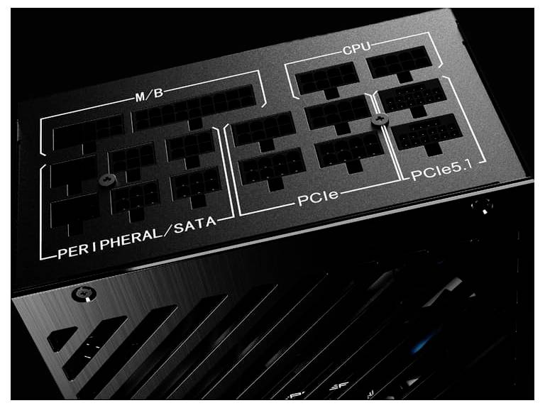 Nahaufnahme eines Netzteils mit beschrifteten Anschlüssen für Peripherie/SATA, M/B, CPU, PCIe und PCIe5.1, die Anschlussmöglichkeiten hervorhebt.