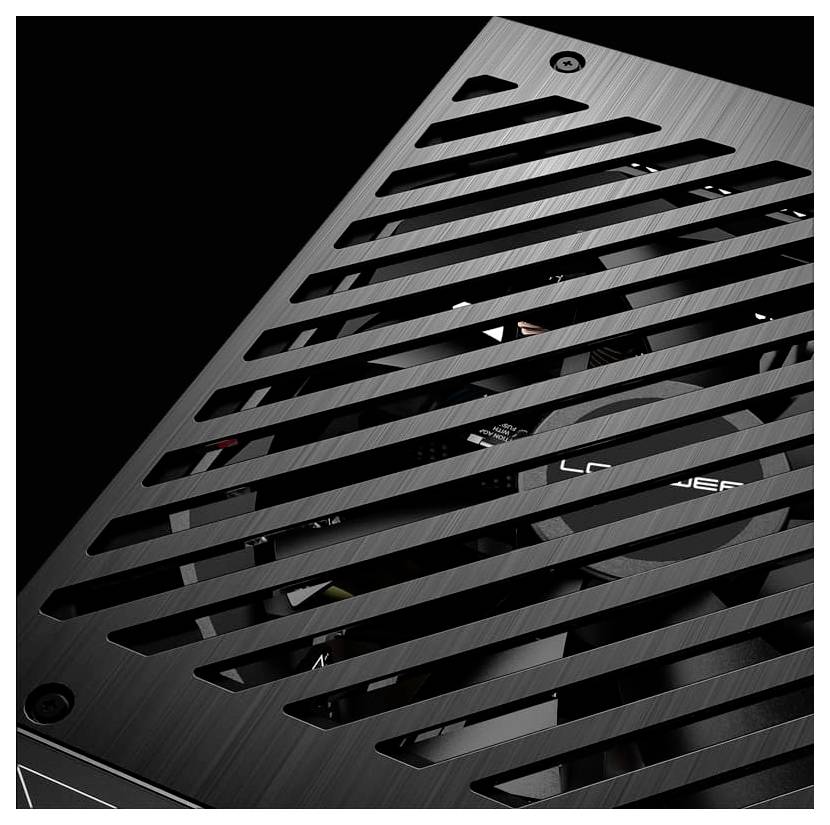 Eine Nahaufnahme eines Computergehäuses, die den Kühlventilator und interne Komponenten durch diagonale Metallbelüftungsschlitze zeigt.