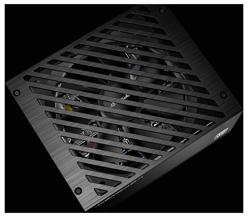 Eine schwarze, gefächerte Computernetzteileinheit mit sichtbarem Lüfter im Inneren, Schrägansicht mit Markennamen in der Mitte der Oberseite.