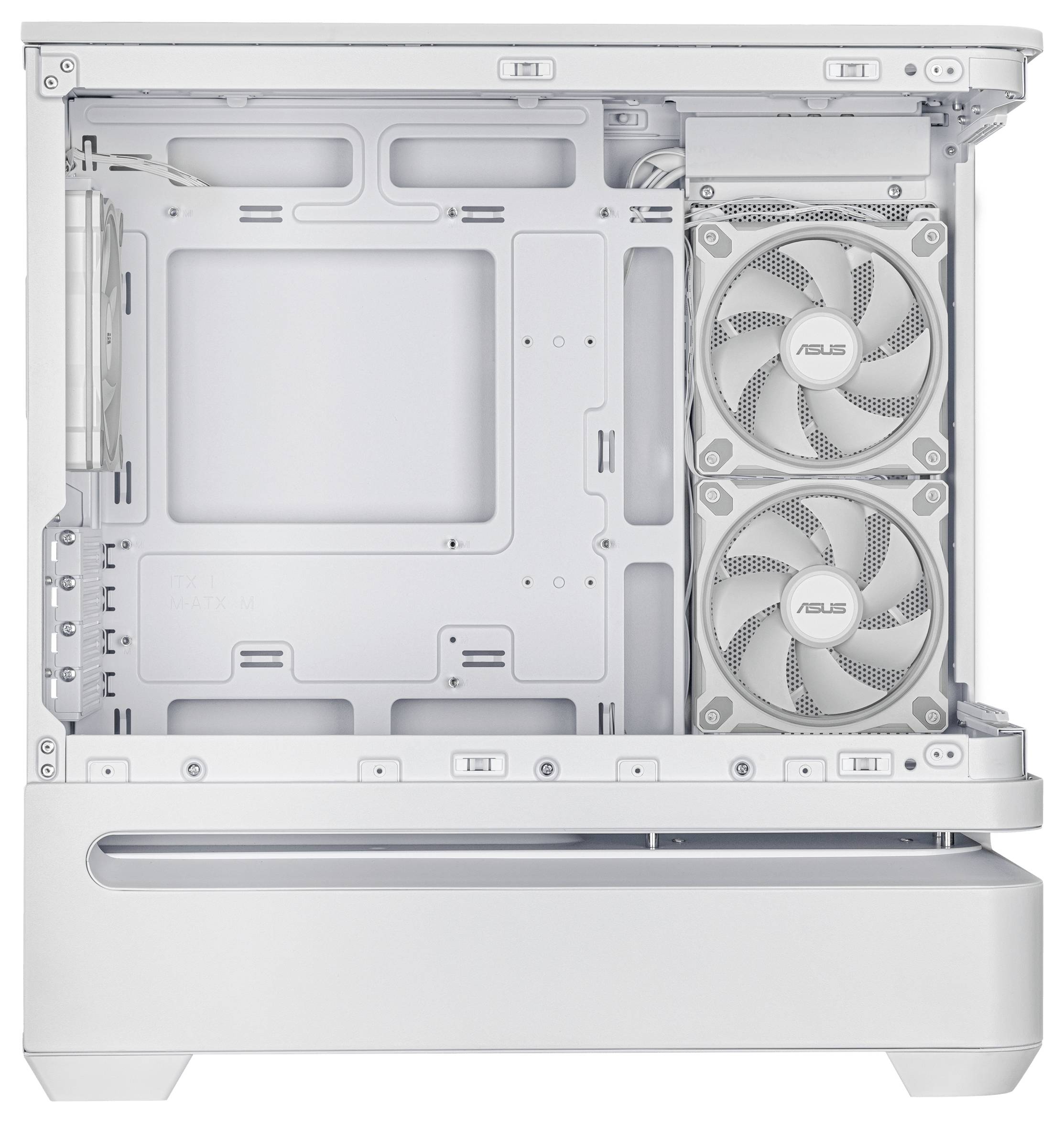 Weißes PC-Gehäuse-Interieur mit geöffneter Seitenklappe, zwei vorne montierten Lüftern, Kabelmanagement-Aussparungen und Laufwerkschächten.
