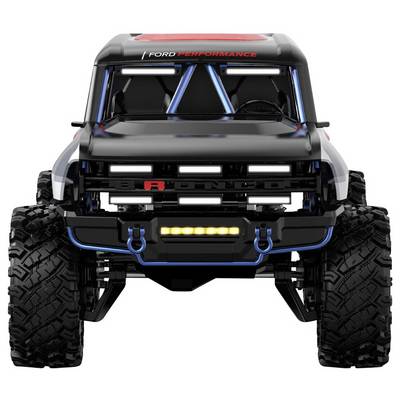Ein schwarzes Geländefahrzeug mit großen Reifen und 'Ford Performance' Branding, von vorne betrachtet, mit Betonung auf robustem Design und Haltbarkeit.