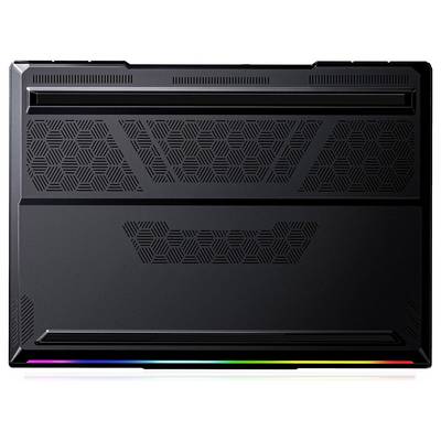 Ein geschlossener Laptop mit einer schwarzen, sechseckig gemusterten Rückseite. Ein RGB-Lichtstreifen ist am unteren Rand sichtbar.