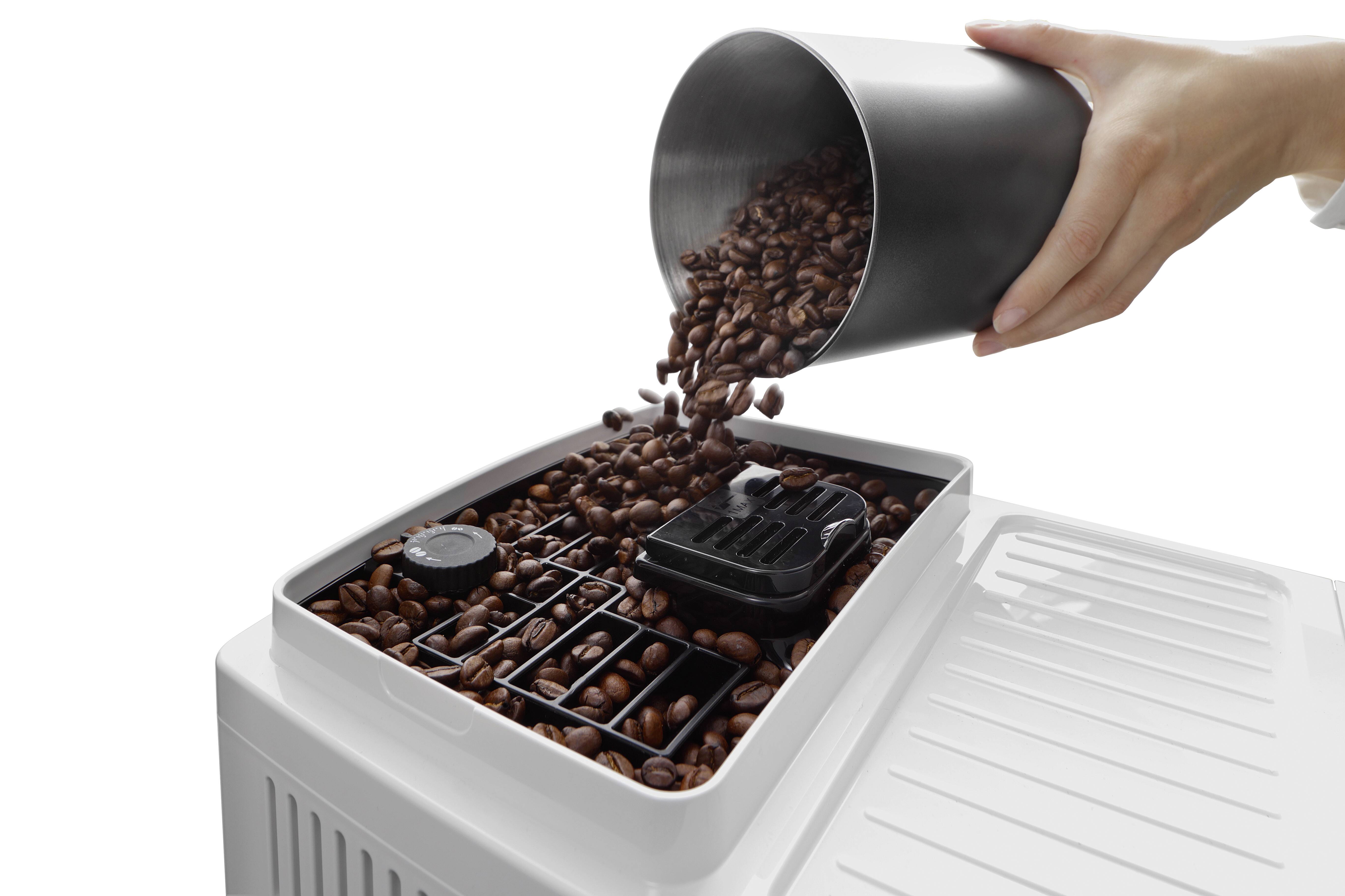 Kaffeebohnen in den weißen Bohnenbehälter einer Kaffeemaschine schütten, wobei die Vorbereitung zum Brühen hervorgehoben wird.