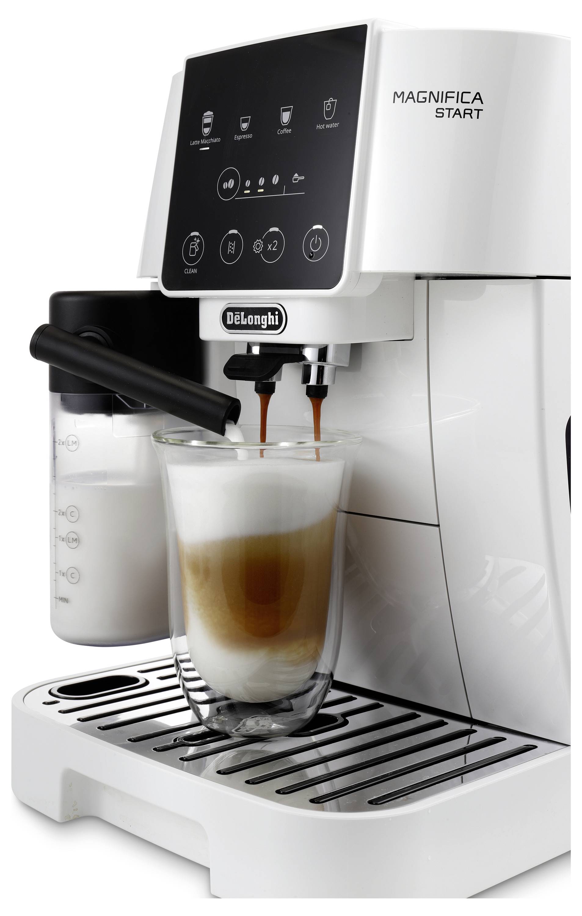 Eine DeLonghi Magnifica Start Kaffeemaschine schäumt Milch in ein Glas und kreiert ein geschichtetes Kaffeegetränk.