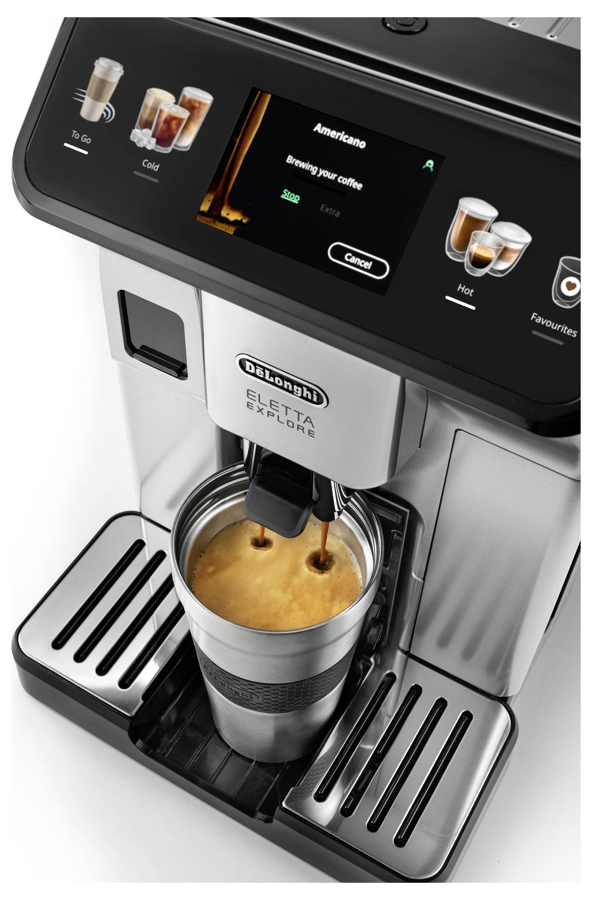 Eine Kaffeemaschine, die einen Americano in einen Thermobecher einschenkt; ausgestattet mit einem digitalen Display mit Optionen für heiße und kalte Getränke.