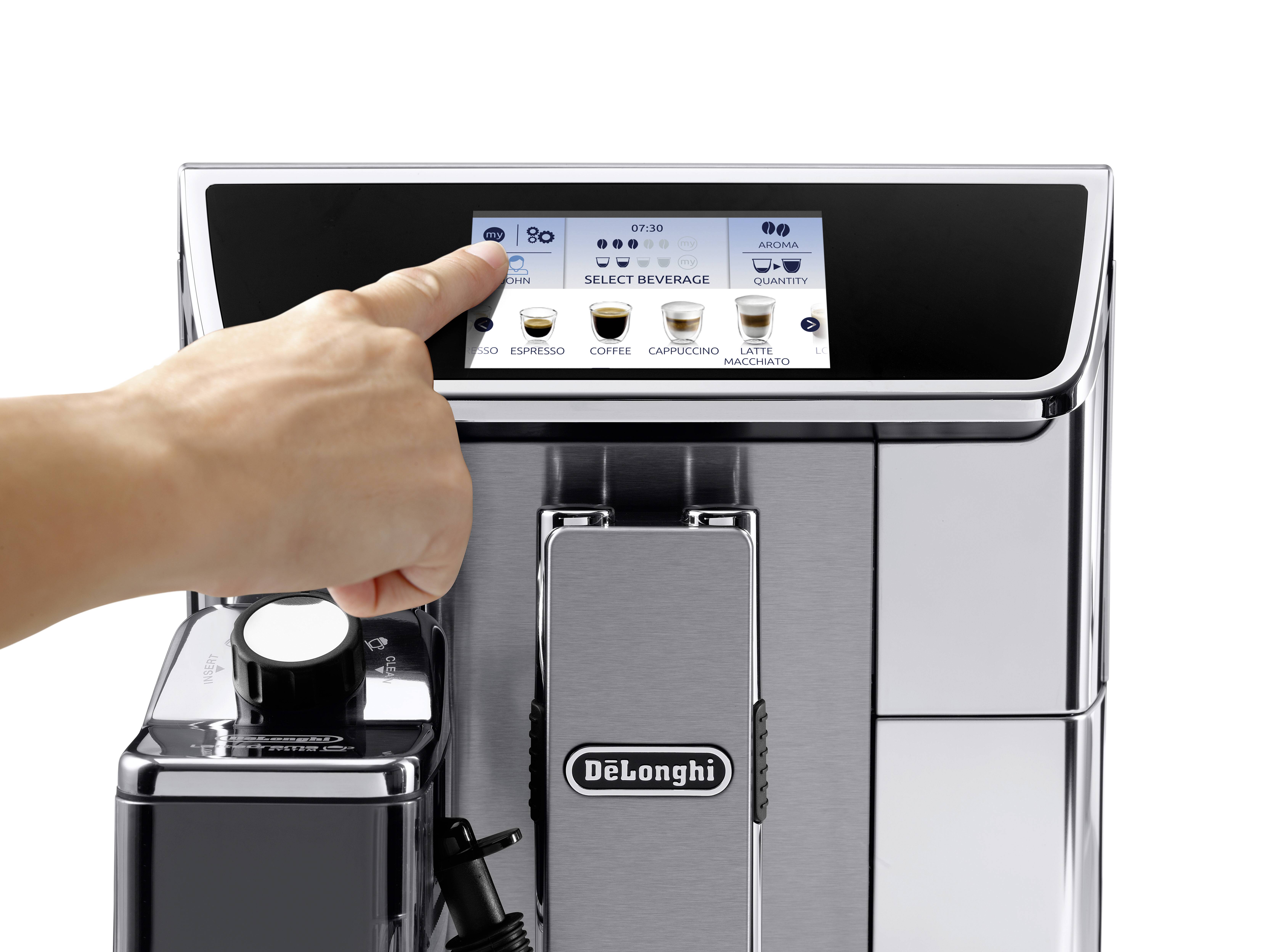 Eine Hand wählt Optionen auf dem Touchscreen einer DeLonghi-Kaffeemaschine mit Auswahlmöglichkeiten wie ‚Espresso' und ‚Cappuccino'.