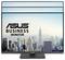 Monitor, der eine Stadtlandschaft zeigt, mit dem Text "ASUS Business Monitor" auf dem Bildschirm; betont eine professionelle Umgebung.