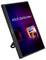 Ein schlanker ASUS-Portablemonitor, der "ASUS ZenScreen" anzeigt, vor einem Hintergrund eines Flugzeugfensters mit Blick auf eine Stadtlandschaft bei Sonnenuntergang.