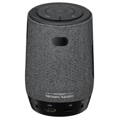 Ein grauer zylindrischer Smart-Lautsprecher mit Stoffbezug, mit Bedienungstasten auf der Oberseite und Anschlüssen an der Basis, gekennzeichnet mit "Sound by harman/kardon".