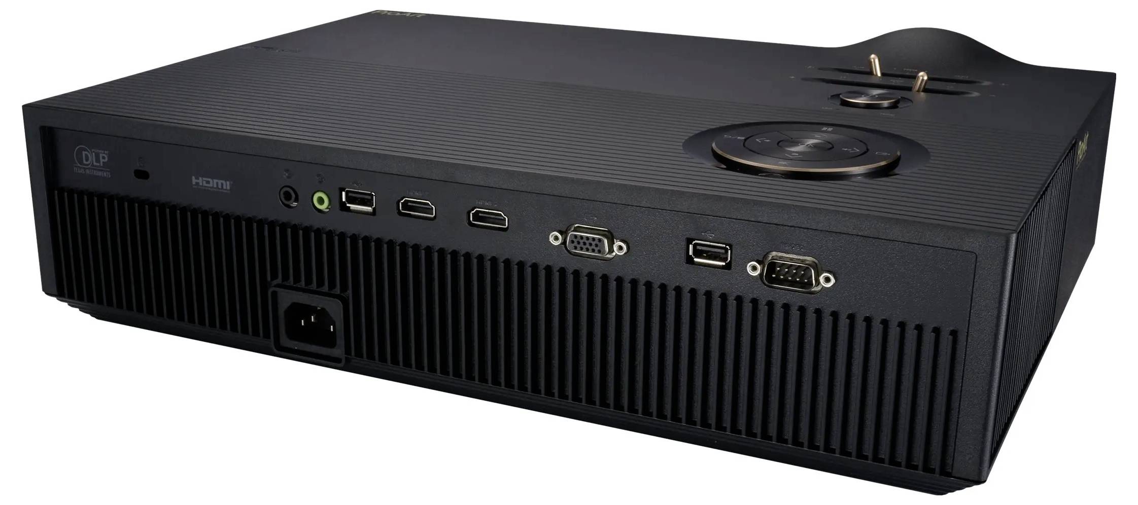 Rückansicht eines schwarzen Multimediaprojektors mit verschiedenen Anschlüssen, darunter HDMI, USB, VGA und einen Audioeingang, mit Fokus auf die Konnektivitätsoptionen.