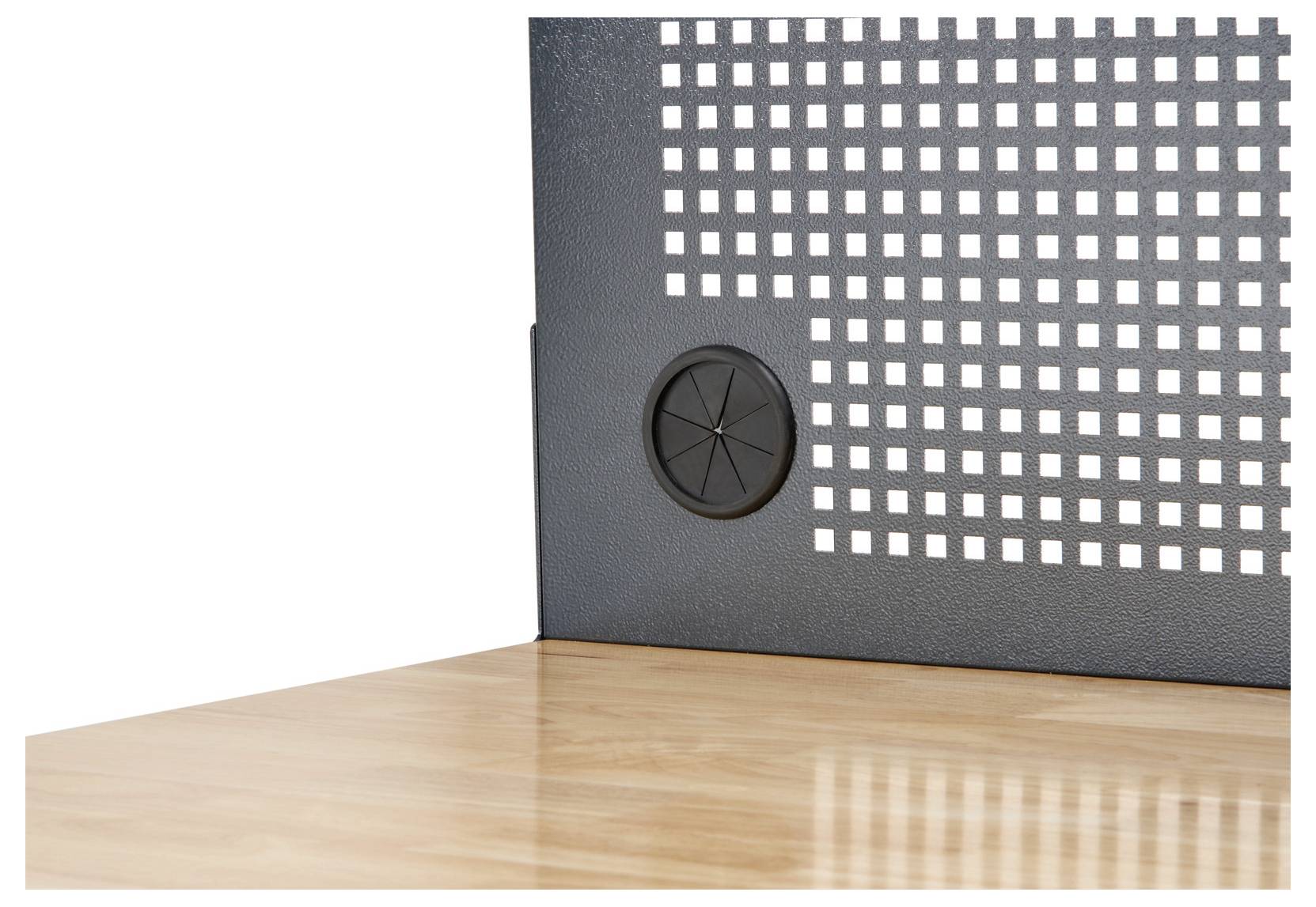 Ein schwarzer Bürostuhl mit Netzrücken, der sich gegen einen hellen Holztisch lehnt und den Rückenbereich mit Gittermustern und einem runden Verstellknopf zeigt.