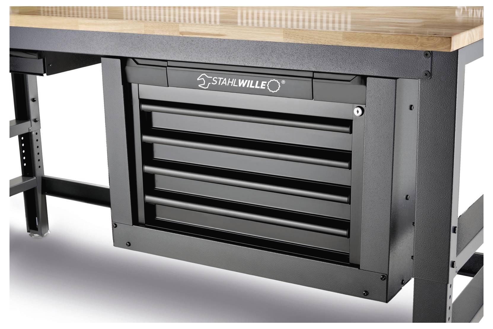 Ein schwarzer Werkzeugschrank mit fünf Schubladen, beschriftet mit 'Stahlwille', ist unter einer Holzwerkbank integriert.