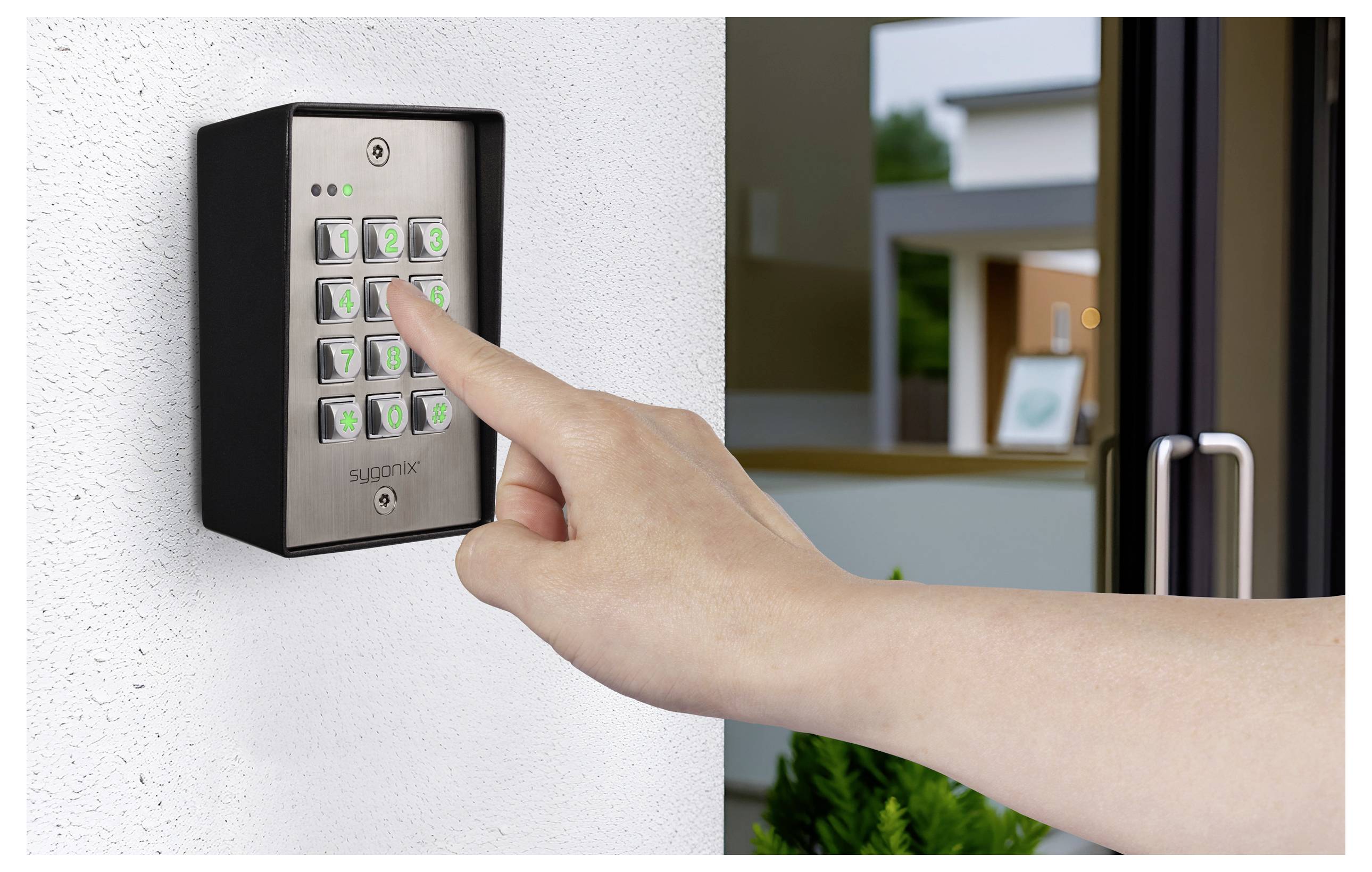 Eine Hand, die einen Tastencode „456" auf einem an der Wand montierten Sicherheitssystem neben einer offenen Tür drückt, was den Zugang zu einem Gebäude andeutet.