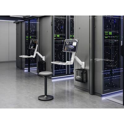 Ein moderner Serverraum mit hohen, verglasten Servergestellen. Zwei Monitoraufbauten mit Tastatur und Maus sind an Schwenkarmen montiert. Ein Hocker ist in der Nähe positioniert.