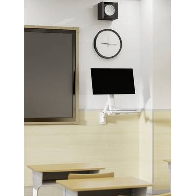 Klassenzimmer mit einer leeren Tafel, einer an der Wand hängenden Uhr, die 10:10 Uhr zeigt, und zwei leeren Schülertischen, was eine kurz bevorstehende Unterrichtsstunde andeutet.