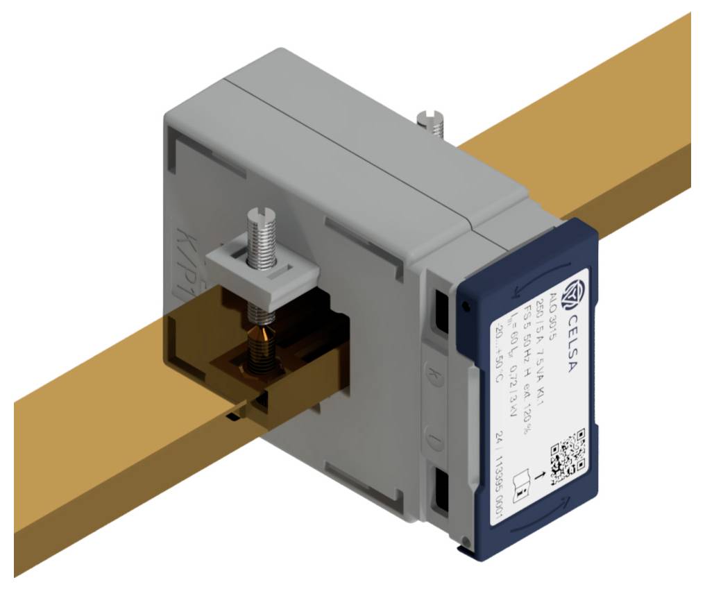 Eine graue elektrische Klemme mit Schrauben ist an einer orangefarbenen Sammelschiene montiert. Auf der Seite ist ein Etikett mit QR-Code und Text sichtbar.