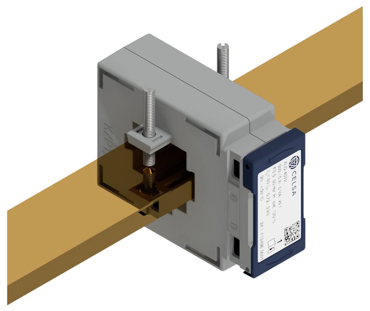 Stromwandler, der auf eine Kupferschiene geklipst ist, mit Modellnummer und Spezifikationen auf dem Etikett, verwendet für elektrische Messungen.