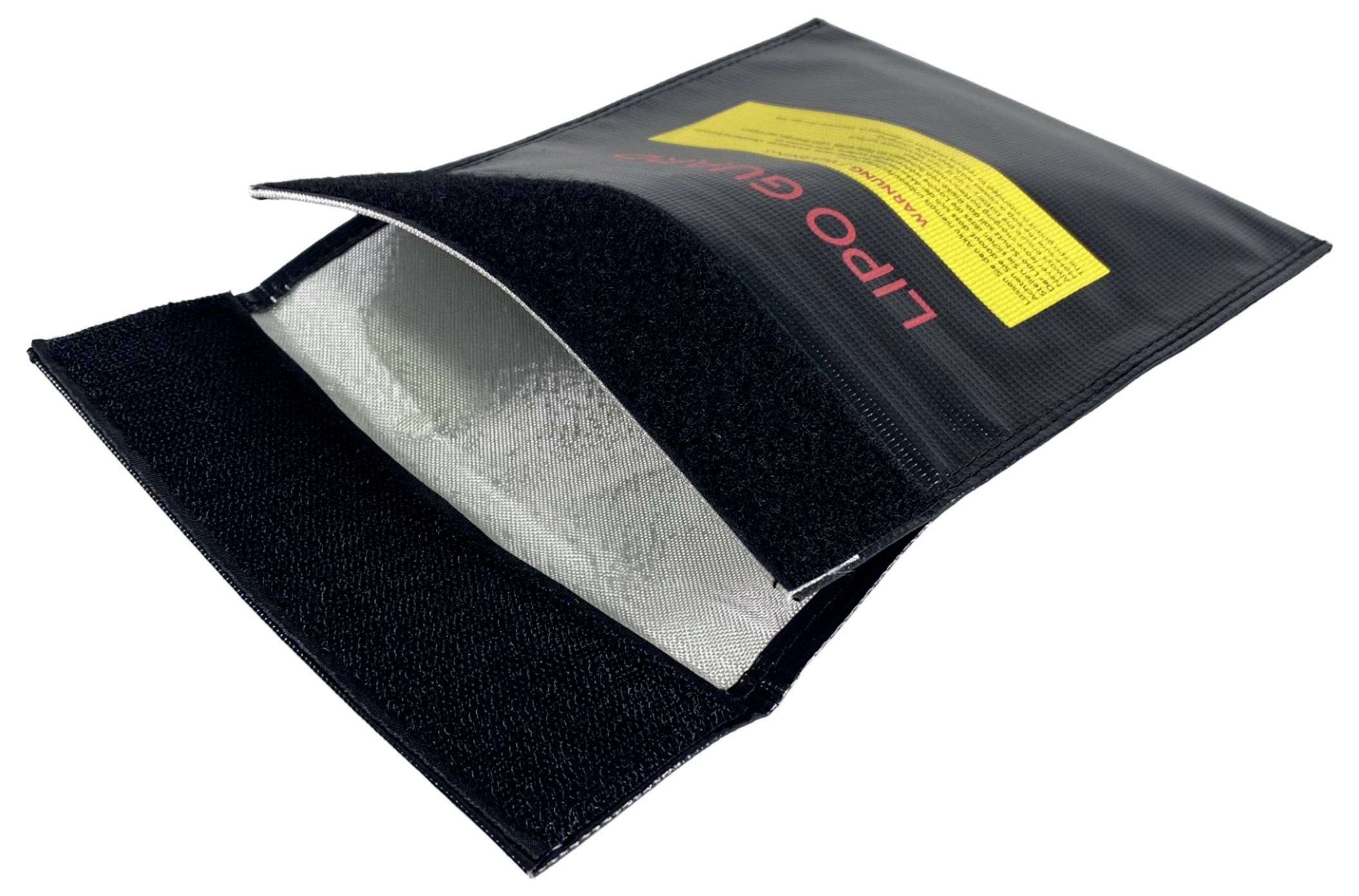 Schwarze feuerfeste Sicherheitstasche für LiPo-Akkus, geöffnet, um das silberne Innenmaterial zu zeigen, mit einem gelben Warnaufkleber auf der Außenseite.