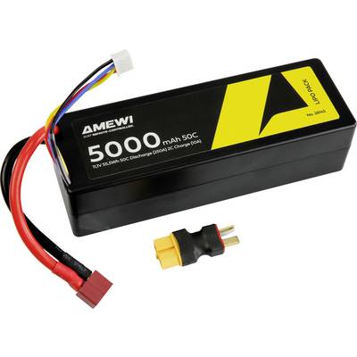 Eine wiederaufladbare Batterie mit gelb-schwarzer Beschriftung, auf der '5000 mAh 50C' steht, mit angeschlossenen Kabeln und einem Steckeradapter in der Nähe.