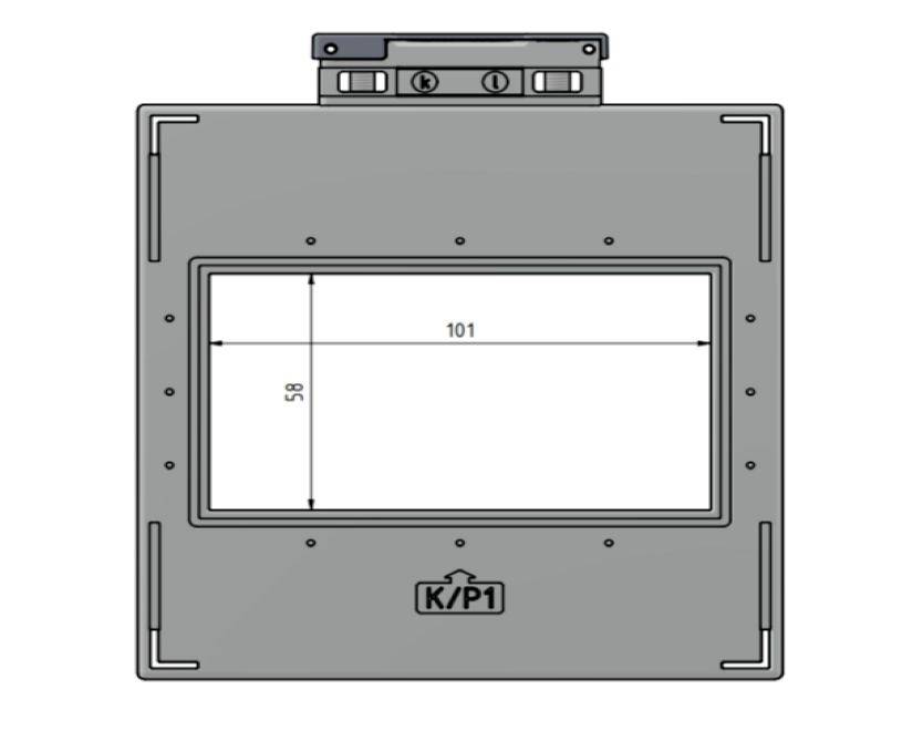 'K/P1' beschriftetes Metallgehäuse mit einer transparenten Frontplatte, die 101 x 58 Einheiten misst. Eingravierte Linien und Schrauben sind auf der Oberfläche sichtbar.