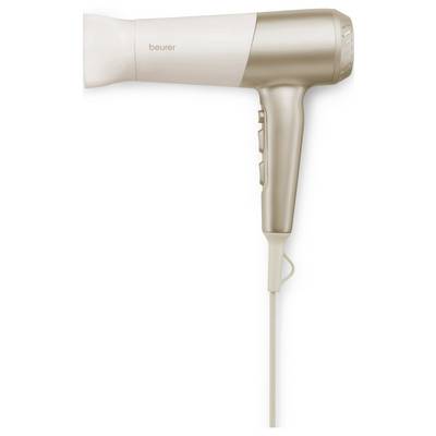 Ein beige-weißer Haartrockner mit schlichtem Design, ausgestattet mit einem ergonomischen Griff und Bedienungstasten an der Seite, mit Kabel am Fuß angeschlossen.