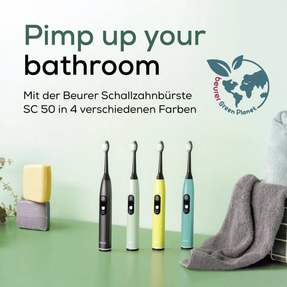Vier elektrische Zahnbürsten in verschiedenen Farben stehen aufrecht. Text lautet: 'Pimp dein Badezimmer mit der Beurer Schallzahnbürste SC 50 in 4 Farben.'