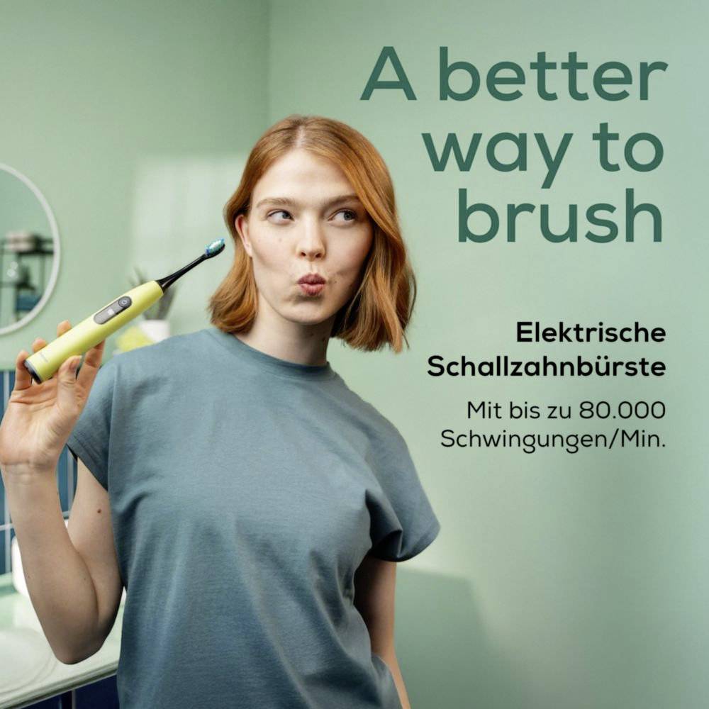 Eine Person hält eine grüne elektrische Zahnbürste und macht einen verspielten Schmollmund. Text lautet: „Eine bessere Art zu putzen" und beschreibt die Vibrationen der Zahnbürste.