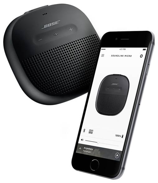 Tragbarer schwarzer Bose-Lautsprecher neben einem Smartphone-Bildschirm, der die Bose SoundLink-App-Oberfläche mit Lautstärkereglern zeigt.