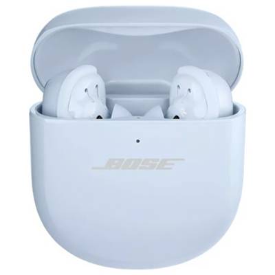 Ein Paar hellblauer drahtloser Ohrhörer liegt in einem geöffneten passenden Ladeetui, auf dessen Vorderseite das Bose-Logo zu sehen ist.