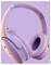 Ein Paar moderne Over-Ear-Kopfhörer mit weicher Polsterung, die auf einem lila Hintergrund dargestellt werden.