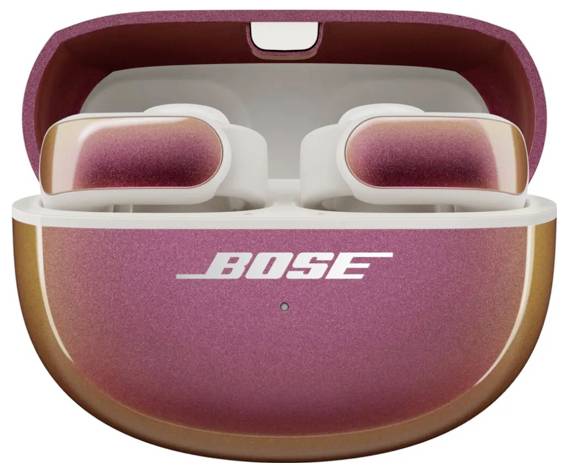 Rosa und goldener Farbverlauf von Bose-Ohrhörern in einem geöffneten Ladeetui, auf dem prominent das Bose-Logo auf der Vorderseite zu sehen ist.