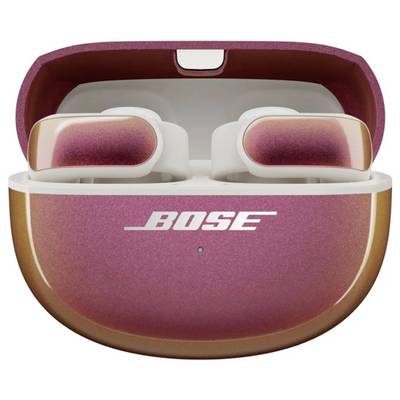 Rosa und goldener Farbverlauf von Bose-Ohrhörern in einem geöffneten Ladeetui, auf dem prominent das Bose-Logo auf der Vorderseite zu sehen ist.