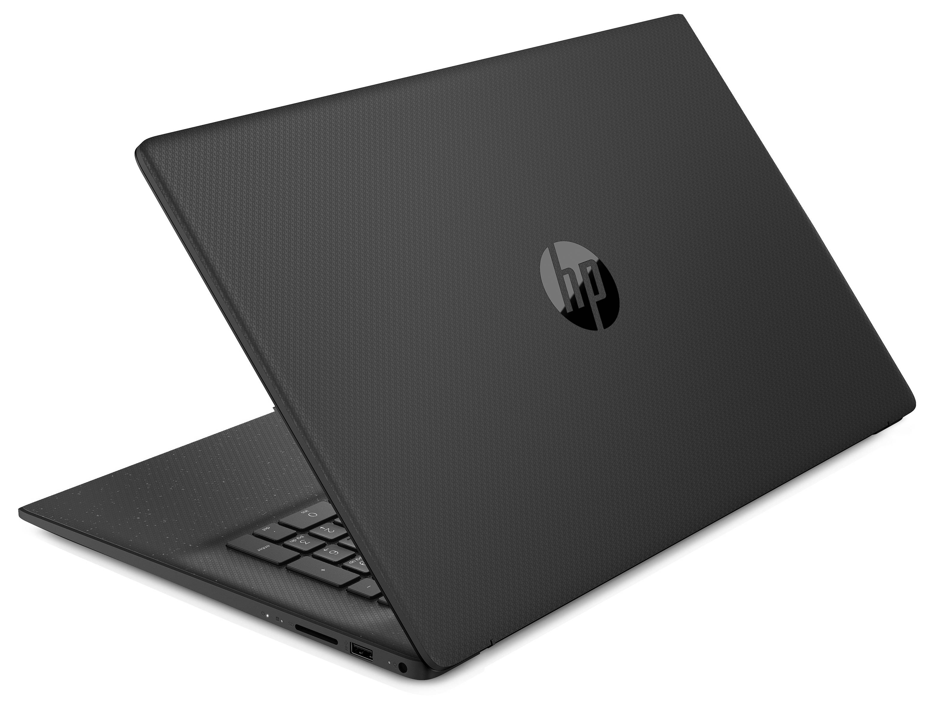 Ein teilweise geöffneter schwarzer Laptop, dessen strukturierte Oberseite ein Logo zeigt, der auf einer einfarbigen weißen Oberfläche liegt.