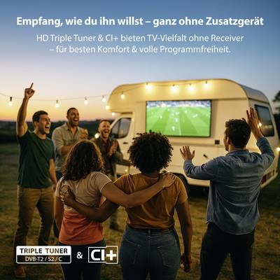 Eine Gruppe von Freunden, die im Sonnenuntergang im Freien mit einem Wohnmobil und einem Fernseher feiern. Text bewirbt einen TV-Tuner, der diverse Kanäle anbietet.