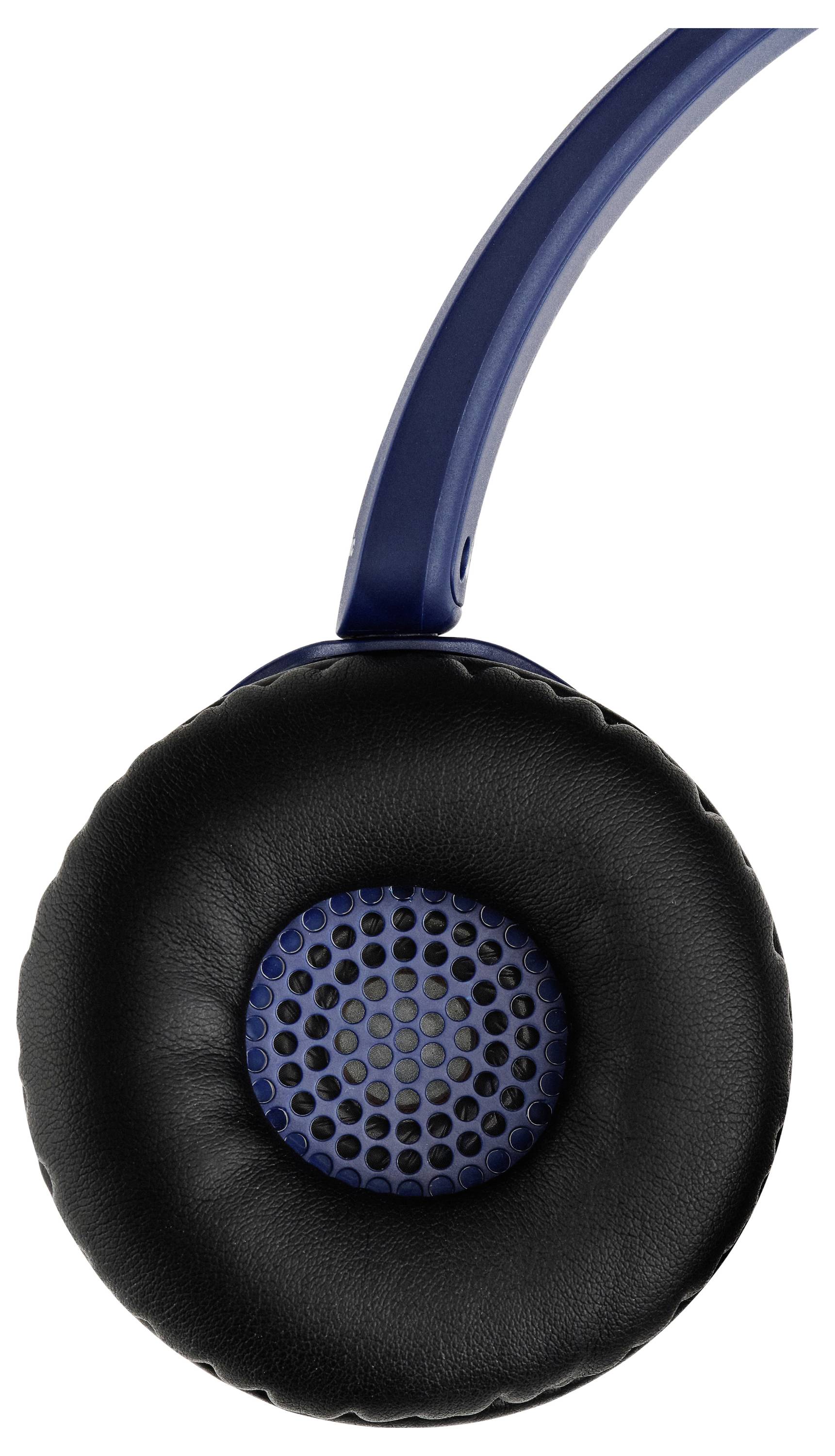 Eine blaue und schwarze Over-Ear-Kopfhörer, mit Fokus auf dem gepolsterten Ohrmuschel, der im Lautsprecherbereich Netzdetails aufweist und Komfort und Stil vermittelt.