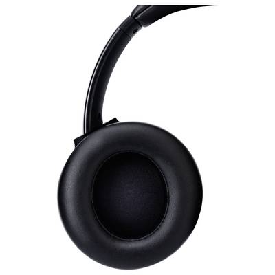 Eine schwarze Over-Ear-Kopfhörer-Ohrmuschel in Nahaufnahme, die ihre gepolsterte Polsterung und glatte Designstruktur hervorhebt.