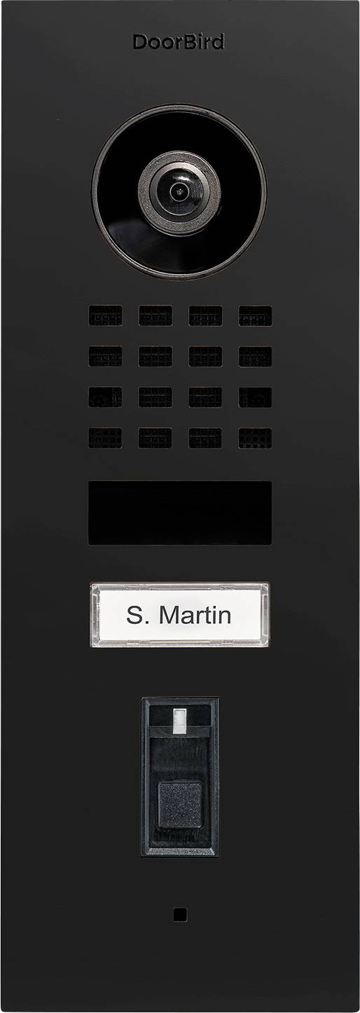 Türsprechanlage von 'DoorBird' mit Kamera, Lautsprechergitter, Taste mit der Beschriftung 'S. Martin' und Fingerabdruckscanner darunter.