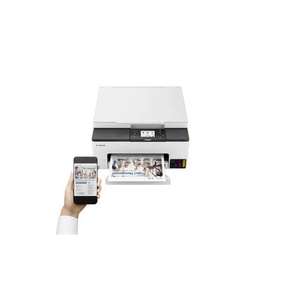 Eine Hand hält ein Smartphone, das ein Dokument zeigt, das drahtlos von einem weißen Multifunktionsdrucker mit einem kleinen digitalen Display gedruckt wird.