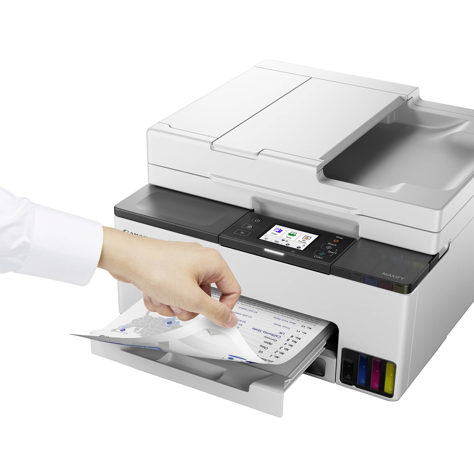 Eine Hand justiert Papier in einem modernen, multifunktionalen Drucker mit Touchscreen-Display, was auf aktive Nutzung und Einrichtungsanpassung hinweist.