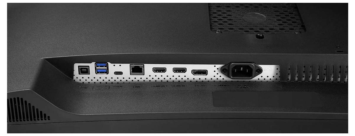 Rückseite eines Monitors, die verschiedene Anschlüsse zeigt: USB, HDMI und einen Stromstecker, die Konnektivitätsoptionen veranschaulichend.