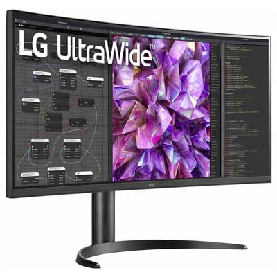 Ein großer gebogener Computerbildschirm, der Grafikdesign-Software zeigt, mit einem lebhaften, violetten geometrischen Kunstwerk in der Mitte.