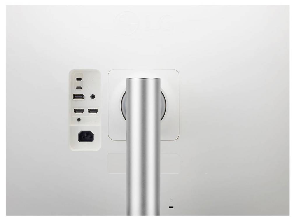 Rückseite eines LG-Monitors mit Anschlüssen, darunter zwei HDMI-Ports, ein DisplayPort und ein Netzteilanschluss. Der Standfuß ist in der Mitte sichtbar.