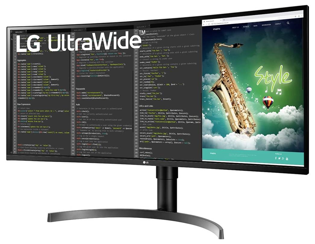Ein Widescreen-LG-UltraWide-Monitor zeigt eine Programmier-Oberfläche auf der linken Seite und eine lebendige Website mit einem Saxophon und dem Text "Style" auf der rechten Seite.