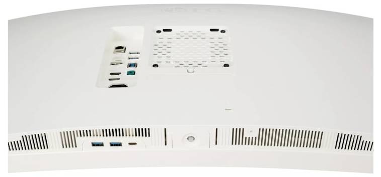 Rückansicht eines gebogenen Monitors mit verschiedenen Anschlüssen wie USB und HDMI, mit sichtbarer Belüftung und Einschaltknopf.